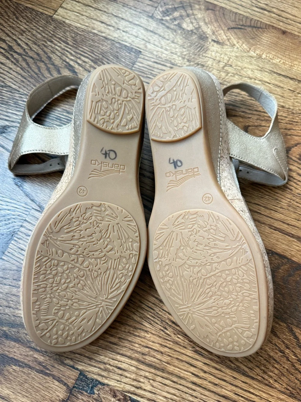 Dansko Charlotte Wedge Sandal Open Toe Cork Gold Metallic 42 Comfort